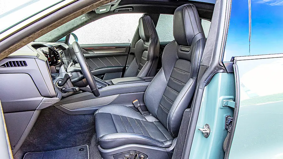 Porsche Cayenne Turbo Electric (2026) Blick auf die Vordersitze im Innenraum des Porsche Cayenne Turbo Electric (2026).