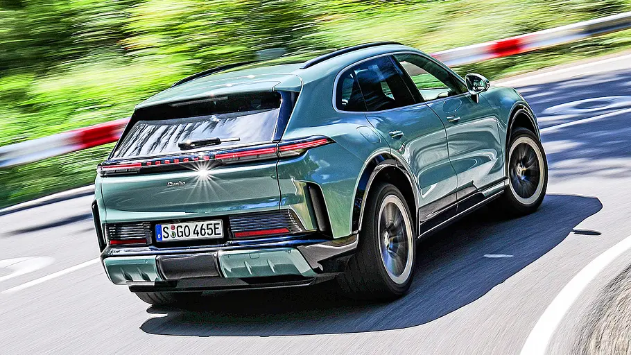 Porsche Cayenne Turbo Electric (2026) Blick von schräg hinten auf den fahrenden Porsche Cayenne Turbo Electric (2026).