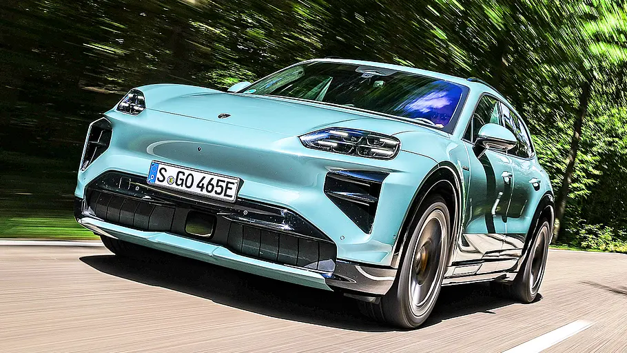 Porsche Cayenne Turbo Electric (2026) Blick von schräg vorne auf den fahrenden Porsche Cayenne Turbo Electric (2026).