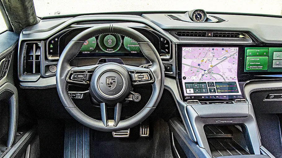 Porsche Cayenne Turbo Electric (2026) Blick auf die Armaturen im Innenraum des Porsche Cayenne Turbo Electric (2026).