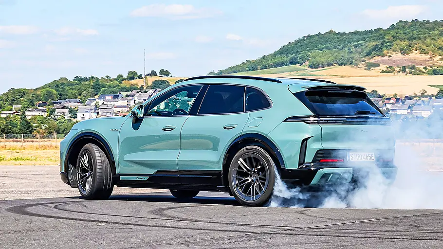 Porsche Cayenne Turbo Electric (2026) Blick von schräg hinten auf den driftenden Porsche Cayenne Turbo Electric (2026).