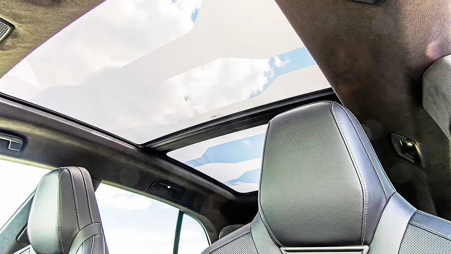 Porsche Cayenne Turbo Electric (2026) Blick auf das Panoramaglasdach des Porsche Cayenne Turbo Electric (2026).