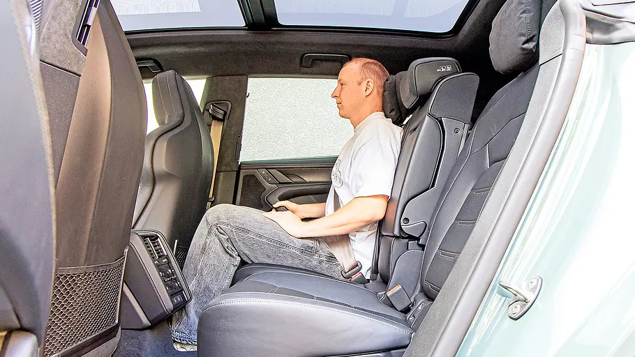 Porsche Cayenne Turbo Electric (2026) Blick auf die Fondsitze im Innenraum des Porsche Cayenne Turbo Electric (2026).