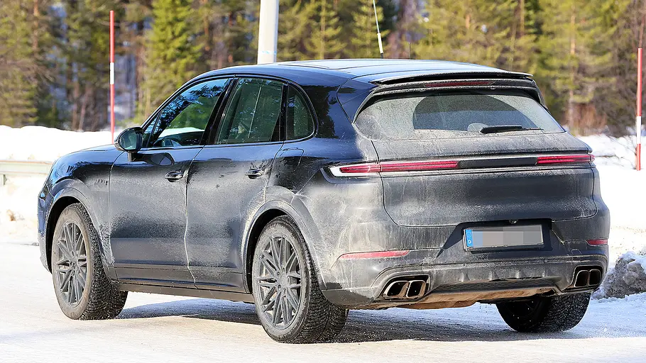 Porsche Cayenne Turbo Facelift (2026) Blick von schräg hinten auf das fahrende Porsche Cayenne Turbo Facelift (2026).