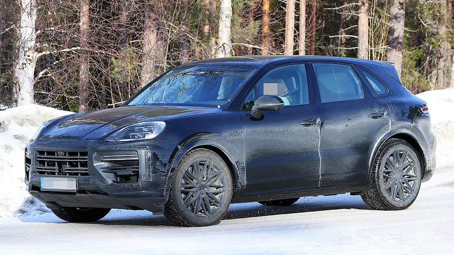 Porsche Cayenne Turbo Facelift (2026) Blick von schräg vorne auf das fahrende Porsche Cayenne Turbo Facelift (2026).