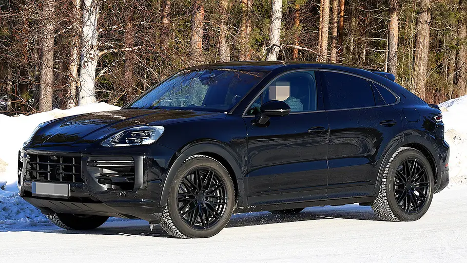Porsche Cayenne Turbo (GT-Paket) Facelift (2026) Blick von schräg vorne auf das fahrende Porsche Cayenne Turbo (GT-Paket) Facelift (2026).