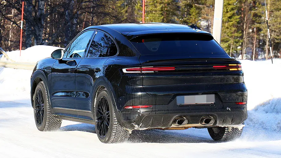 Porsche Cayenne Turbo (GT-Paket) Facelift (2026) Blick von schräg hinten auf das fahrende Porsche Cayenne Turbo (GT-Paket) Facelift (2026).