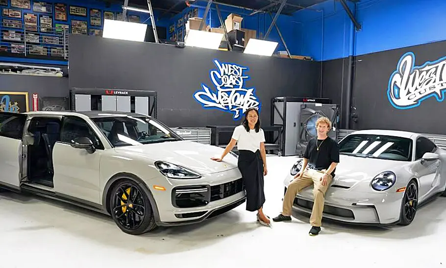 Porsche Cayenne Van Porsche Cayenne Van und 911 GT3 stehend von schräg vorne.
