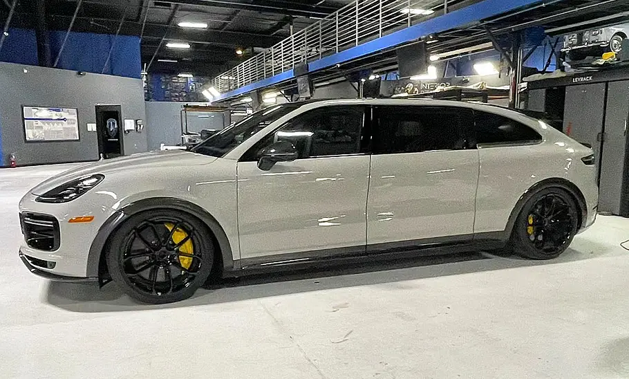 Porsche Cayenne Van Der Porsche Cayenne Van stehend seitlich.