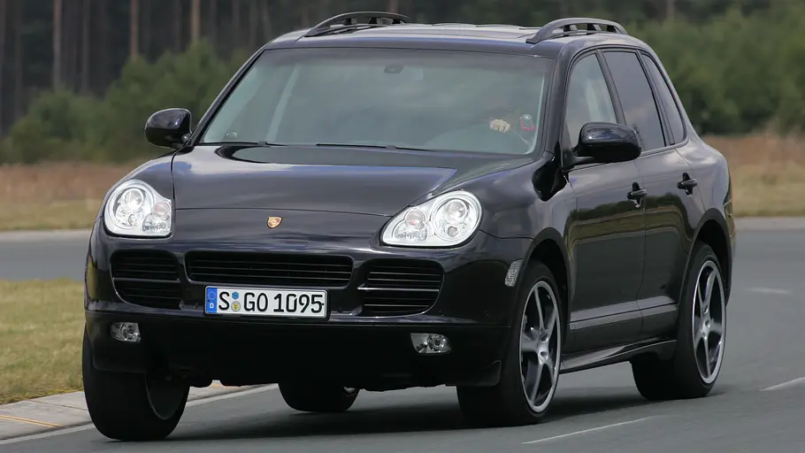 Der Porsche Cayenne S fahrend von vorne