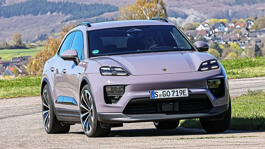 Porsche Macan Blick von schräg vorne auf den fahrenden Porsche Macan.