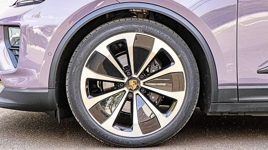 Porsche Macan Detailansicht auf das Vorderrad des Porsche Macan.