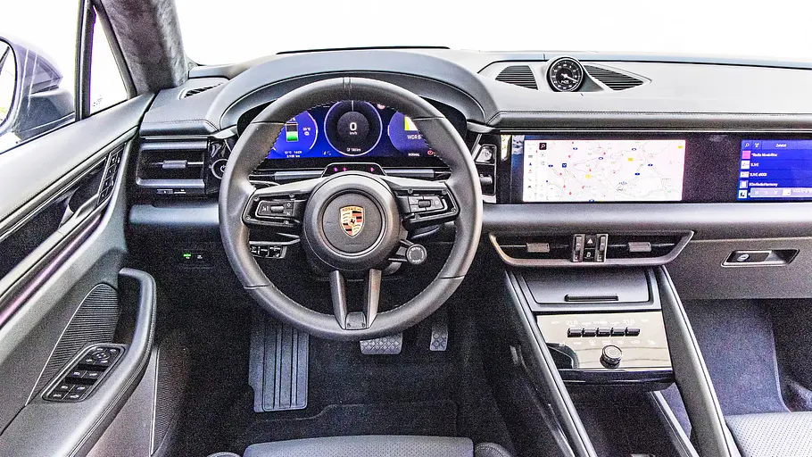 Porsche Macan Blick auf die Armaturenlandschaft im Innenraum des Porsche Macan.