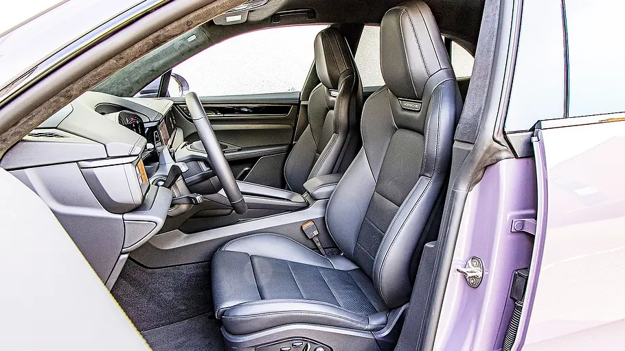 Porsche Macan Blick auf die Vordersitze im Innenraum des Porsche Macan.