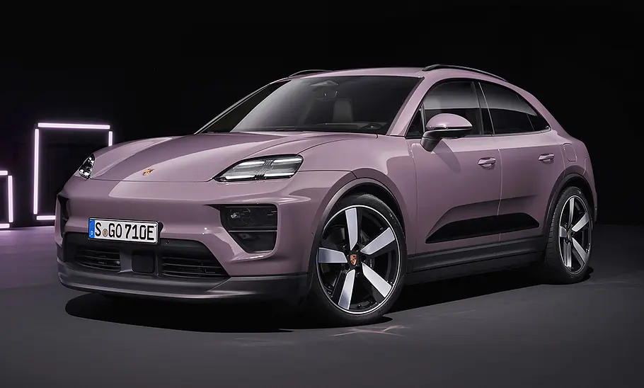 Der Porsche Macan statisch von schräg vorne.