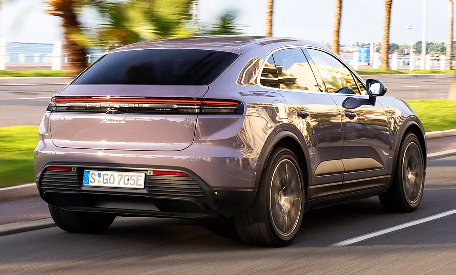 Porsche Macan 4 (2024) Porsche Macan 4 (2024); fahrend, Heckansicht