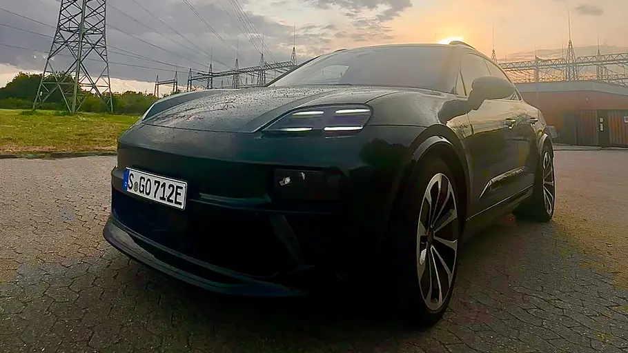 Porsche Macan 4S Porsche Macan 4S vor Sonnenuntergang von vorne links.