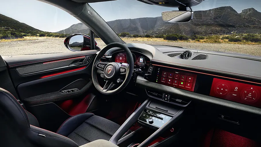 Blick auf die Armaturen im Innenraum des Porsche Macan GTS.