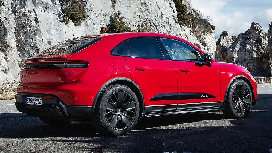 Blick von schräg hinten auf den Porsche Macan GTS.