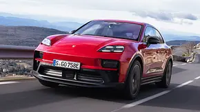 Blick von schräg vorne auf den fahrenden Porsche Macan GTS. - Foto: Porsche