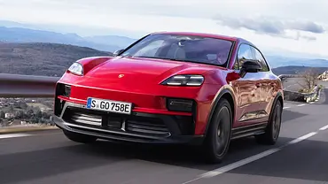 Blick von schräg vorne auf den fahrenden Porsche Macan GTS. - Foto: Porsche