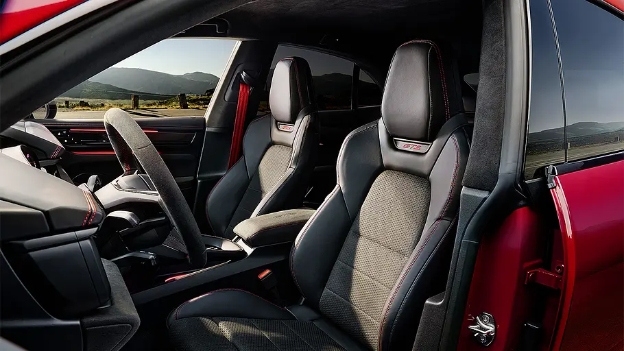 Blick auf die Vordersitze im Innenraum des Porsche Macan GTS.