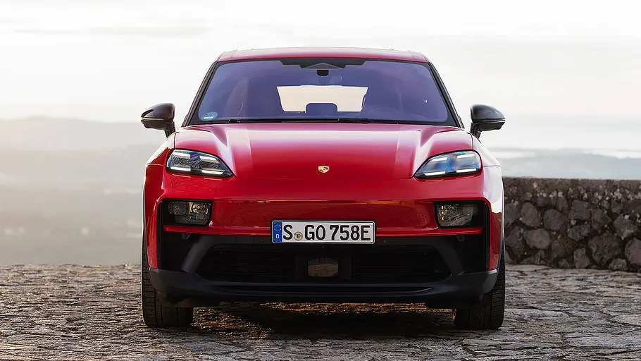 Blick von vorne auf den Porsche Macan GTS.