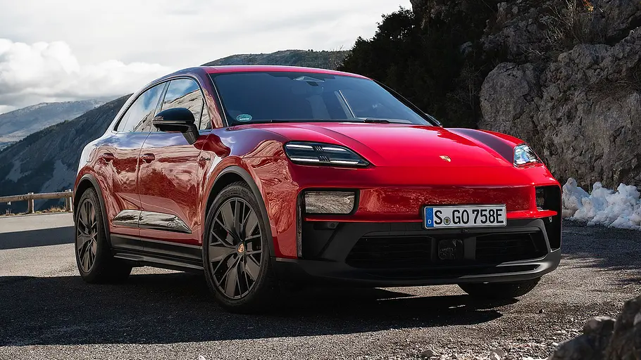 Blick von schräg vorne auf den Porsche Macan GTS.