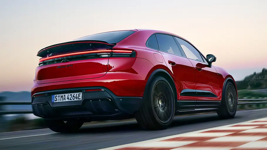 Blick von schräg hinten auf den fahrenden Porsche Macan GTS.