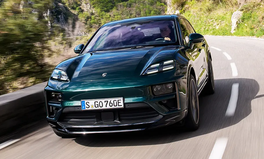 Porsche Macan Turbo (2024) Porsche Macan Turbo (2024); fahrend, Frontansicht