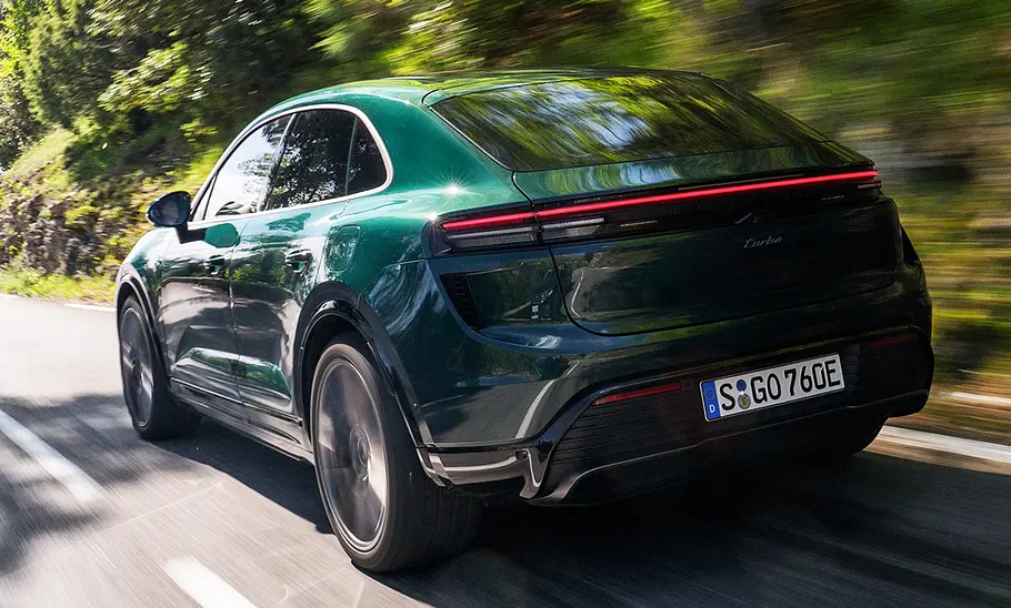 Porsche Macan Turbo (2024) Porsche Macan Turbo (2024); fahrend, Heckansicht