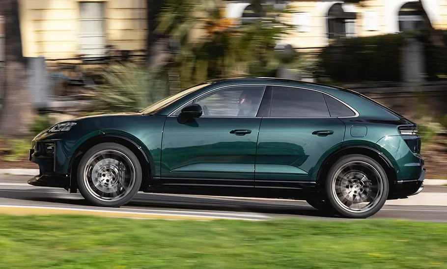 Porsche Macan Turbo (2024) Porsche Macan Turbo (2024); fahrend, Seitenansicht