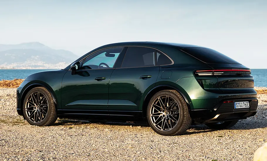 Porsche Macan Turbo (2024) Porsche Macan Turbo (2024); stehend, von schräg hinten