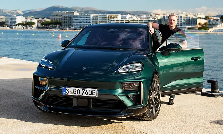 Porsche Macan Turbo (2024) Porsche Macan Turbo (2024); stehend, von vorne, Redakteur Martin Urbanke