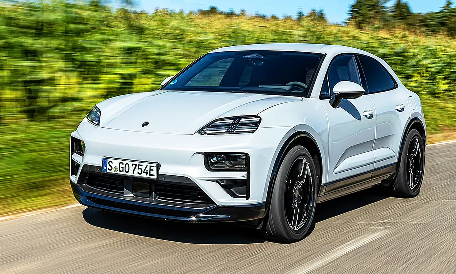 Porsche Macan Turbo Porsche Macan Turbo fährt auf einer Landstraße, Ansicht von vorne links.