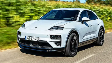 Der Porsche Macan Turbo fahrend auf der Straße. - Foto: Frank Ratering