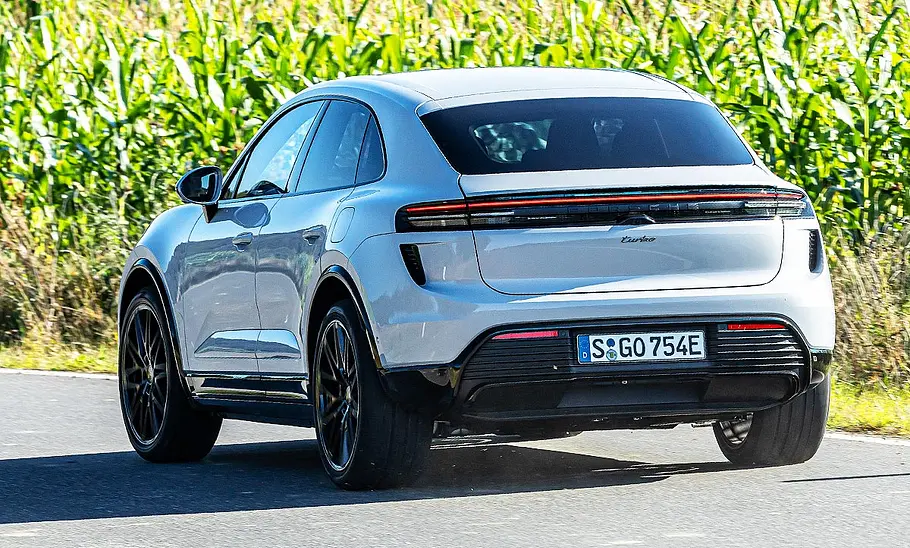 Der Porsche Macan Turbo fahrend von hinten.