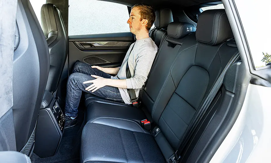 Die Rücksitzbank des Porsche Macan Turbo.