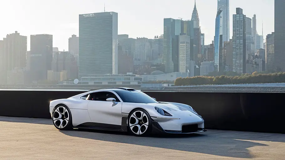 Porsche Mission S steht vor der Skyline von New York, fotografiert von schräg vorn.