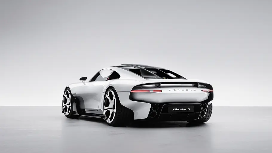 Porsche Mission S von schräg hinten im Studio mit weißem Hintergrund.