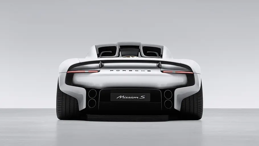 Porsche Mission S von hinten im Studio mit weißem Hintergrund.