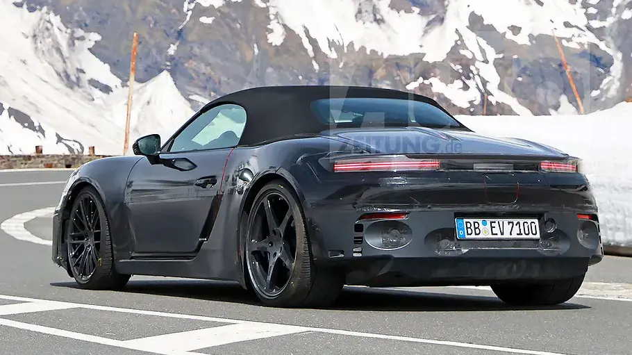 Porsche 718 Boxster Ein Erlkönigbild zeigt das kommende Serienmodell Porsche 718 Boxster von schräg hinten.