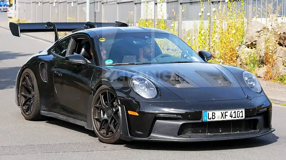 Porsche 911 GT3 RS Facelift Ein Erlkönigbild zeigt das kommende Serienmodell Porsche 911 GT3 RS von schräg vorne.