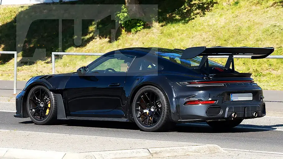Porsche 911 GT2 RS Ein Erlkönigbild zeigt das kommende Serienmodell Porsche 911 GT2 RS von schräg hinten.