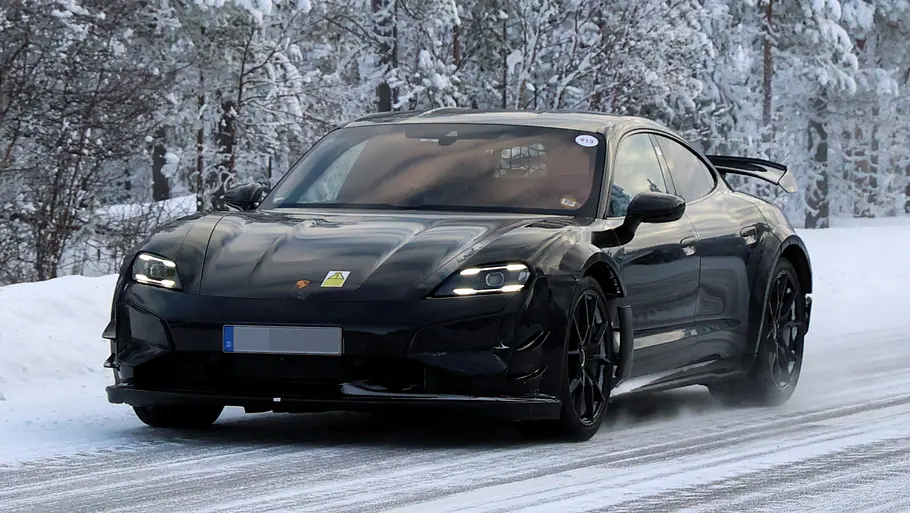 Porsche Taycan GT4 RS Der Porsche Taycan GT4 RS fährt als Erlkönig auf einer verschneiten Straße, von vorne fotografiert.