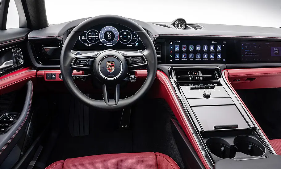 Porsche Panamera Turbo E-Hybrid (2024); stehend, Innenansicht; Cockpit; Innenraum; Interieur; Lenkrad; Armaturen
