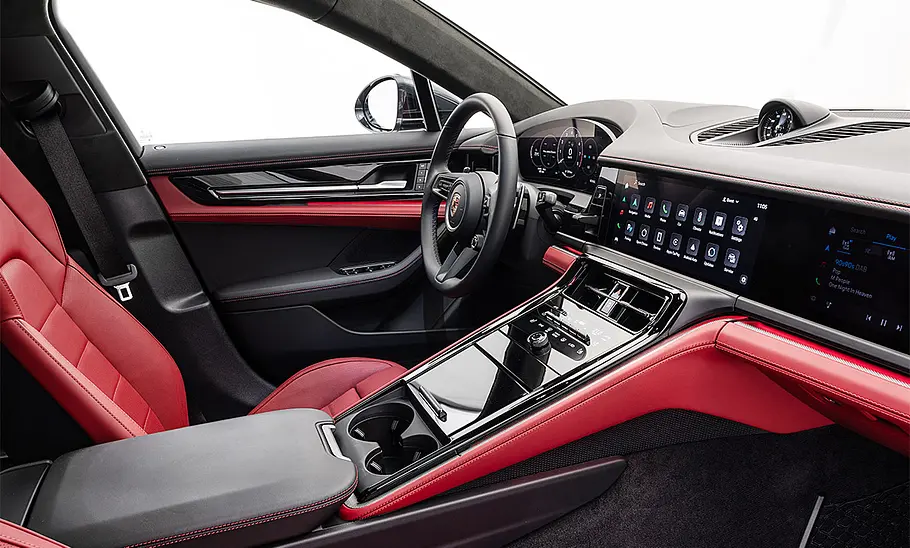 Porsche Panamera Turbo E-Hybrid (2024) Porsche Panamera Turbo E-Hybrid (2024); stehend, Innenansicht; Cockpit; Innenraum; Interieur; Lenkrad; Armaturen