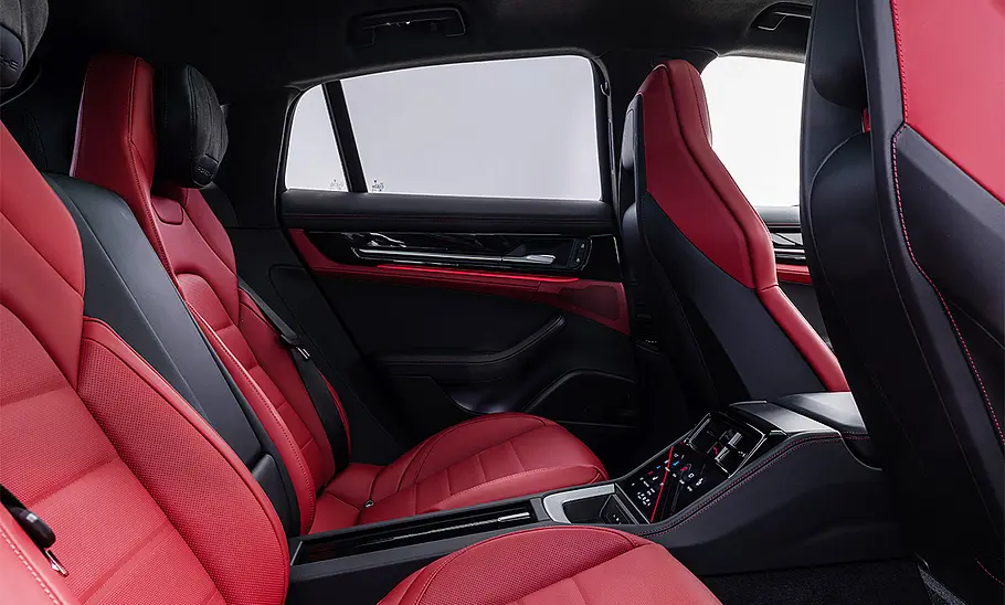 Porsche Panamera Turbo E-Hybrid (2024) Porsche Panamera Turbo E-Hybrid (2024); stehend, Innenansicht; Sitze; Innenraum; Interieur; Fond