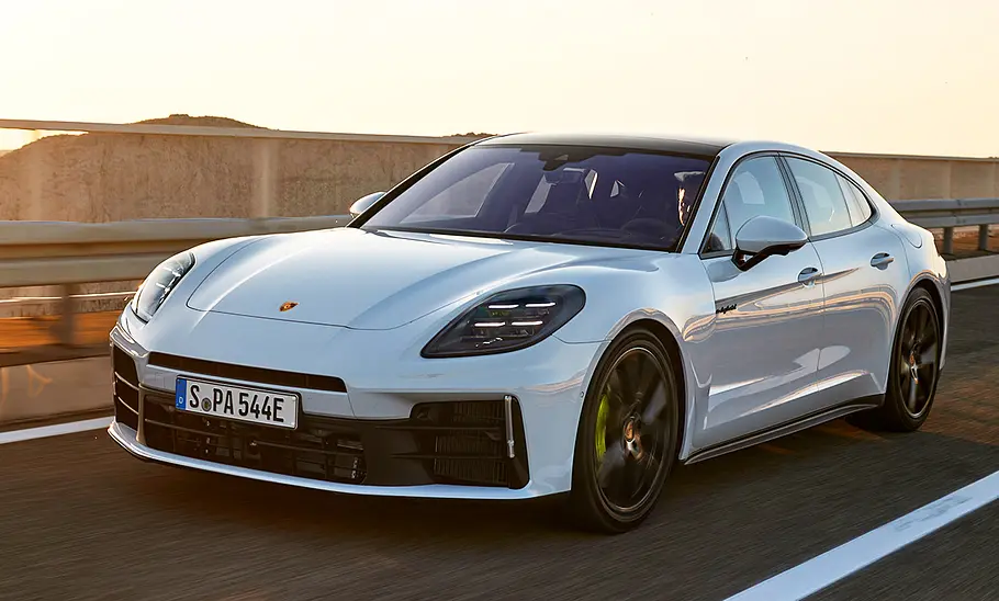 Porsche Panamera 4S E-Hybrid (2024) Porsche Panamera 4S E-Hybrid (2024); fahrend, Außenansicht; Frontansicht