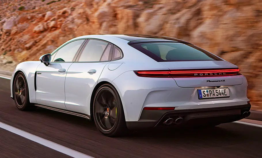 Porsche Panamera 4S E-Hybrid (2024) Porsche Panamera 4S E-Hybrid (2024); fahrend, Außenansicht; Heckansicht